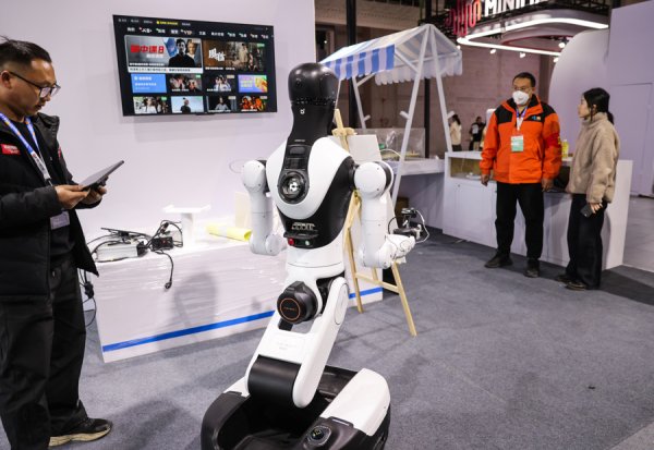 东方枢纽首展AWE抢先看：智能眼镜、卷轴屏、AI+万物成未来新“入口”