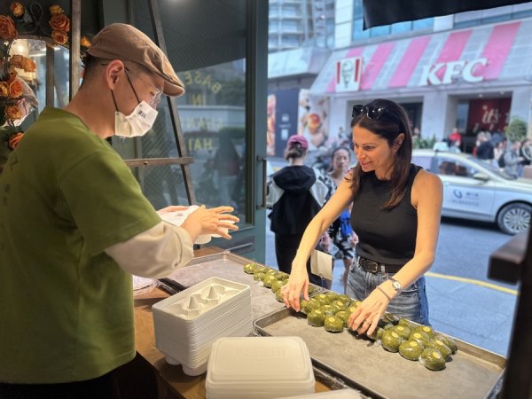 青团进入销售旺季，上海老字号青团圈粉“洋面孔”