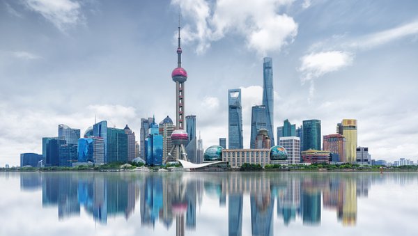 中国驻美大使谢锋会见康明斯公司董事长兼首席执行官荣湛宁