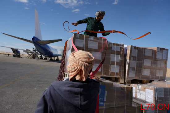 2025 年 1 月，迪拜人道主义机构与世界卫生组织协作运送的加沙援助物资抵达埃及阿里什，工作人员正在进行交接处理。