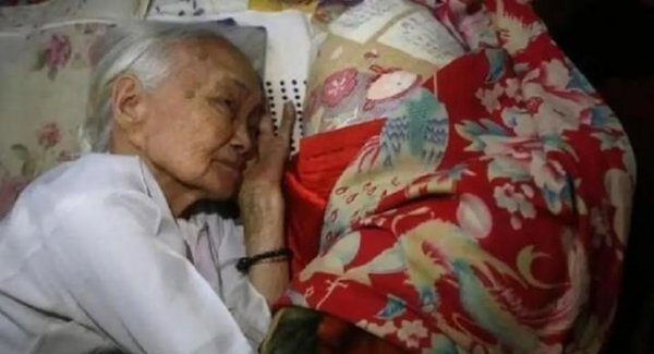 九旬越南老妇抱日军旧衣睡六十余年，儿子对此痛恨不已