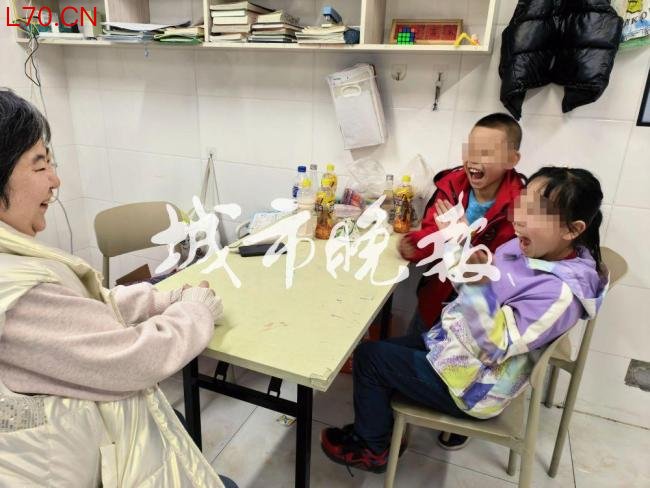 被遗留托管班姐弟终圆上学梦