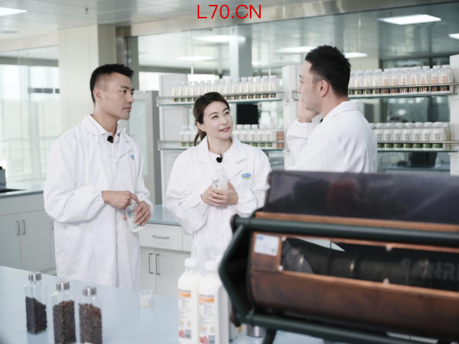 央视解码君乐宝悦鲜活 郭晶晶与尼格买提探秘高品质中国鲜奶