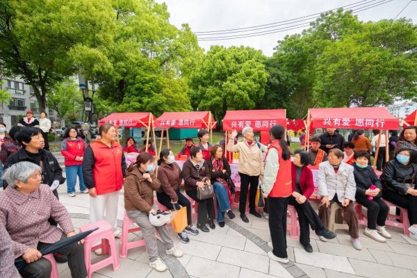 兴化农商银行便民惠民公益活动进社区