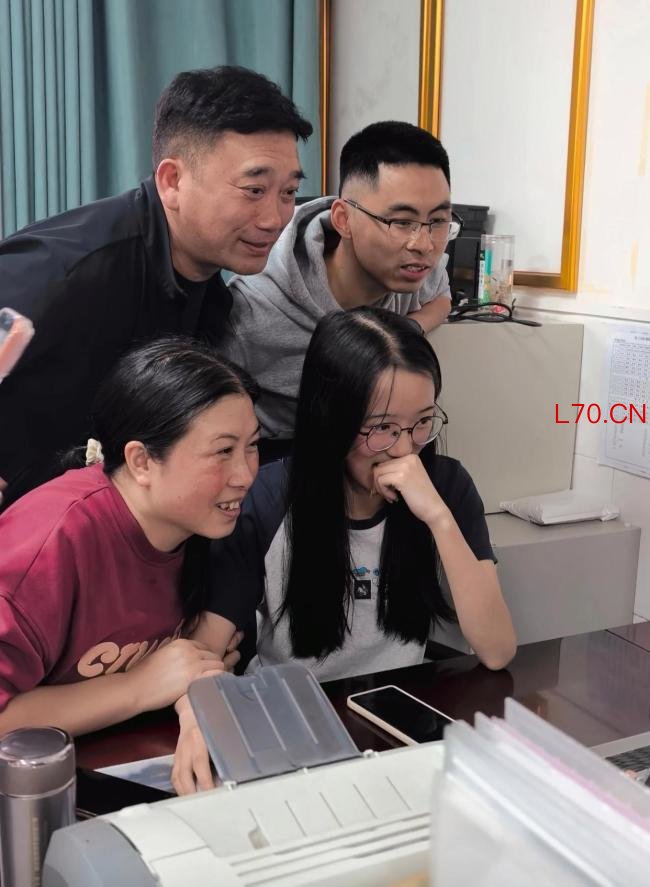 女孩淡定查出高考710分后拥抱母亲