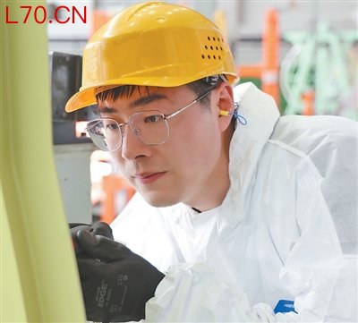 努力让每一颗铆钉精准入位（新青年  新征程）
