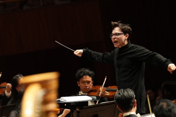 22岁指挥全套《指环》，港乐迎来“00后”音乐总监