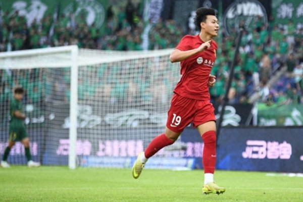 中超激烈冲突! 杜月徵替补席染黄, 不满怒喷边裁, 12场1红2黄